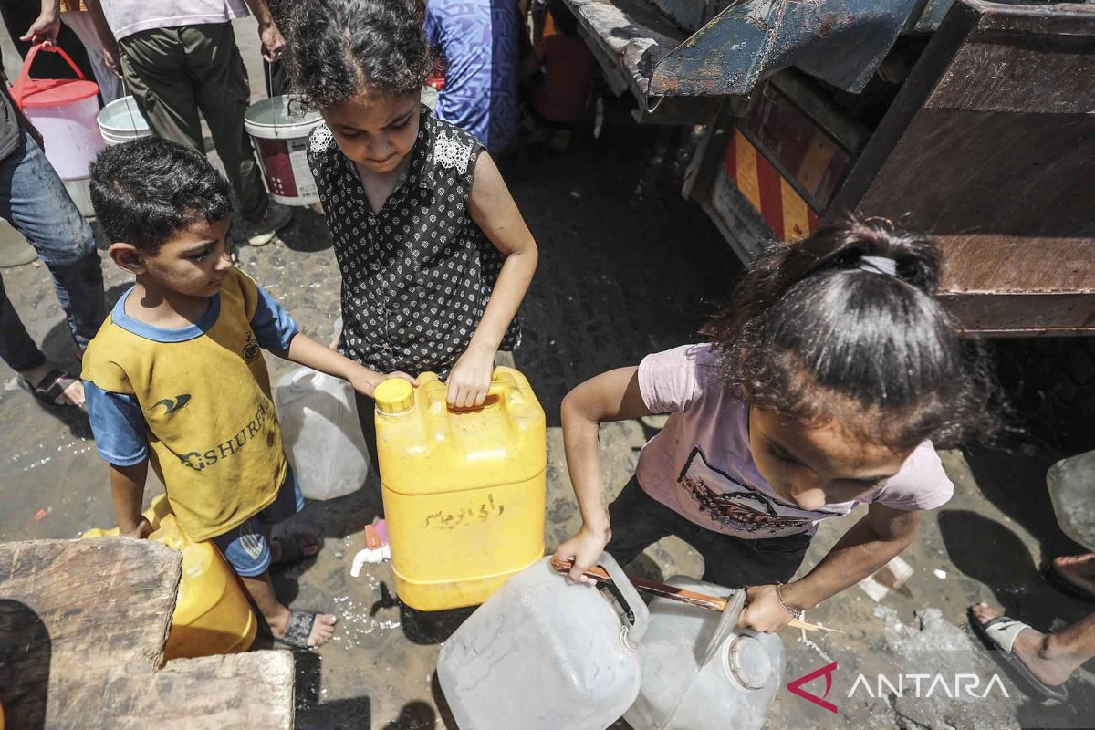 Warga Palestina berjuang mendapatkan air bersih di tengah berlanjutnya serangan Israel