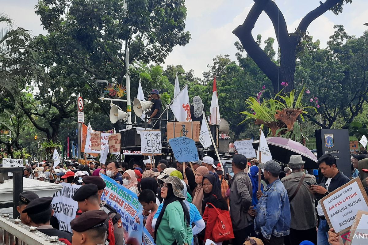Masyarakat miskin kota demo di Balaikota untuk tuntut sarana