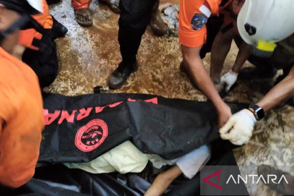 Polisi bantu  evakuasi korban meninggal akibat tanah longsor di Ambon