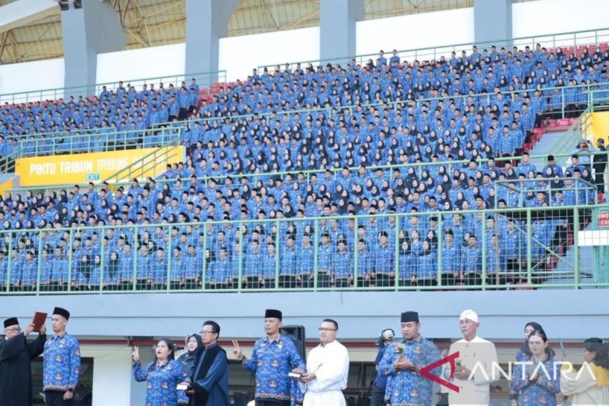 Wali Kota Bekasi lantik 7.969 PPPK di Stadion Patriot Candrabhaga