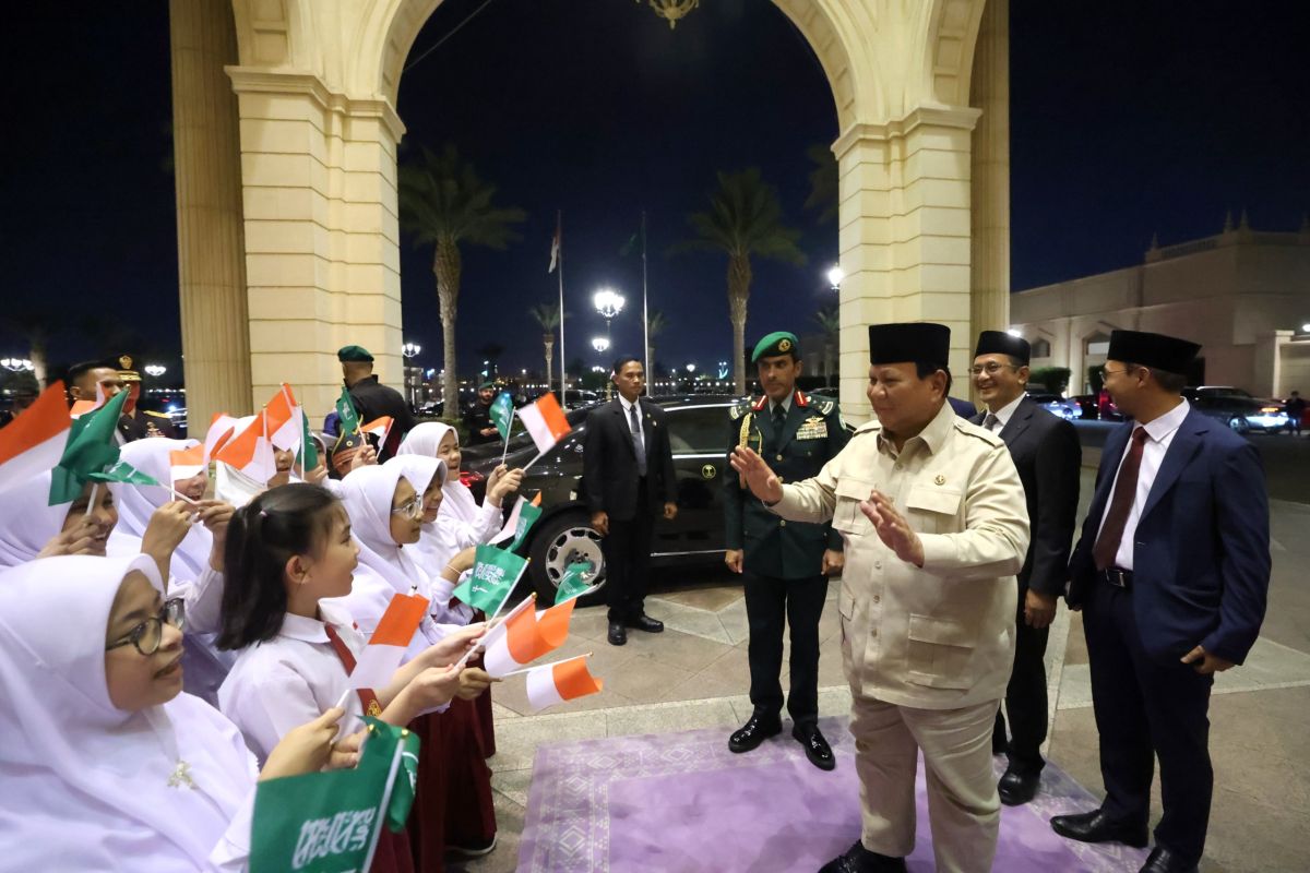Prabowo greeted enthusiastically by Indonesians in Jeddah