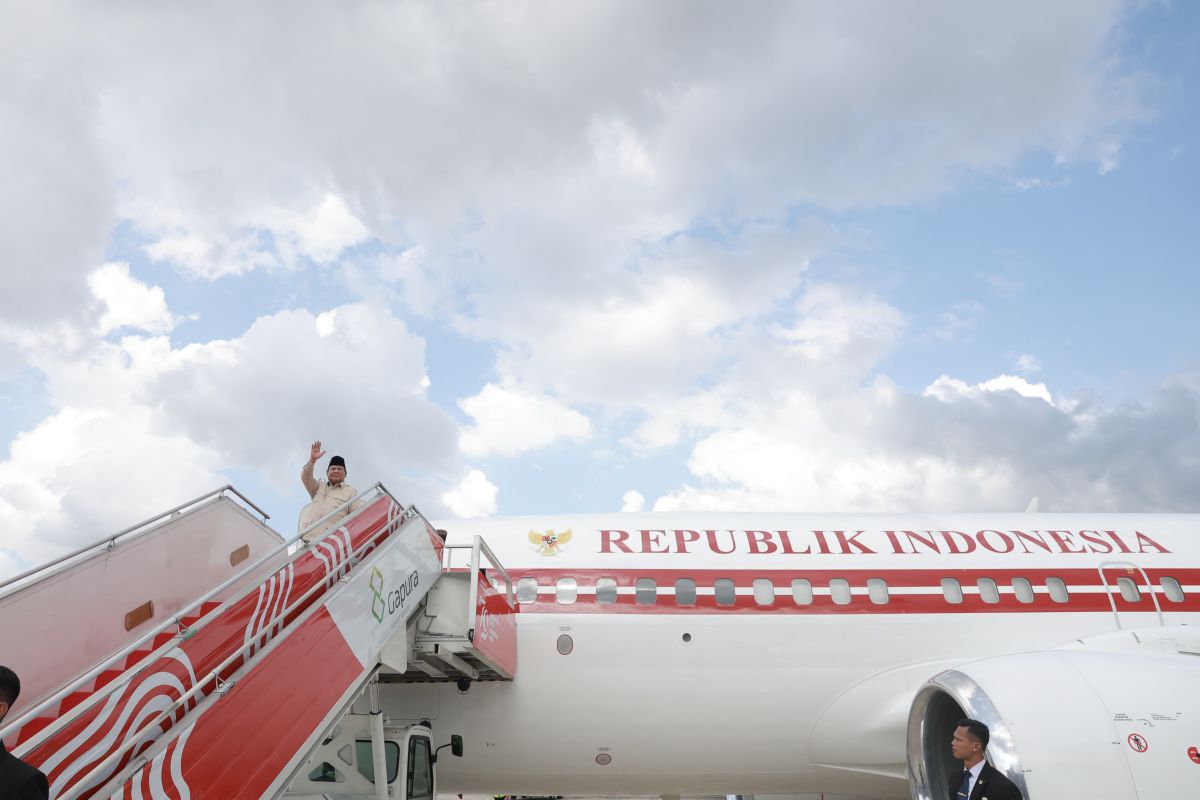 Presiden Prabowo  disambut dentuman meriam salvo di Jeddah