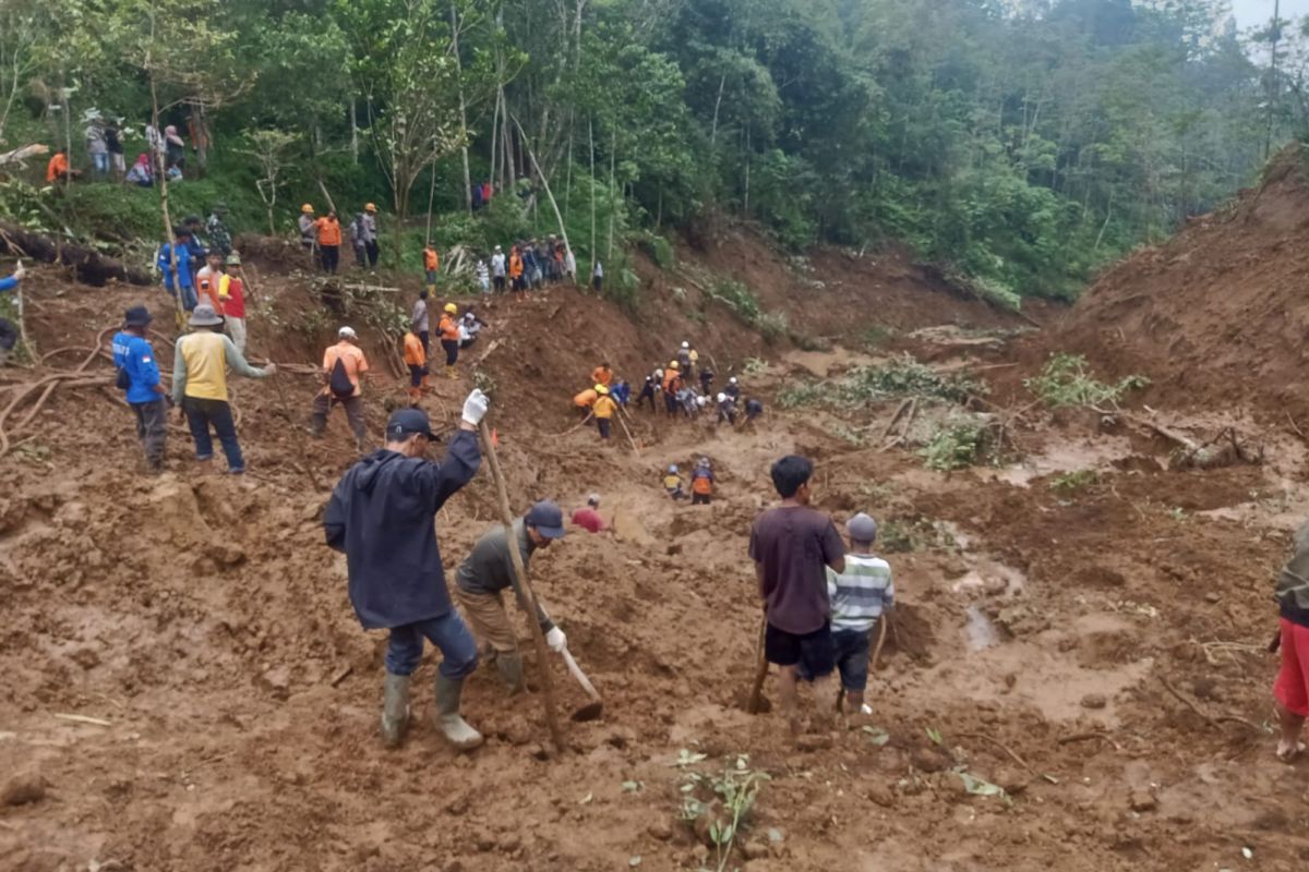 Tim SAR masih terus cari dua petani korban longsor di Tasikmalaya