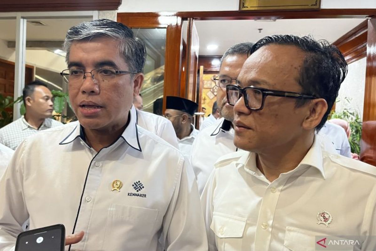 Menaker menanggapi potensi PHK imbas penurunan PMI Manufaktur RI