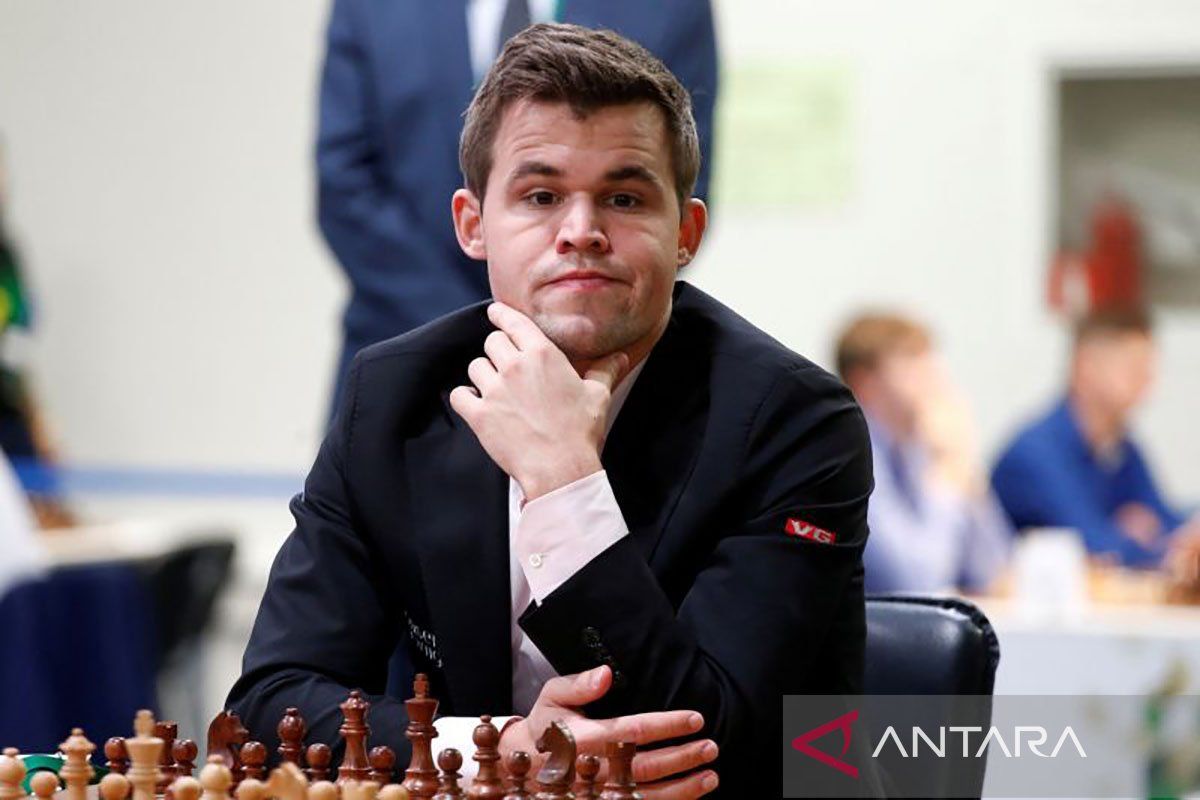 Magnus Carlsen jabat tangan Gukesh di pembukaan Grand Chees Tour