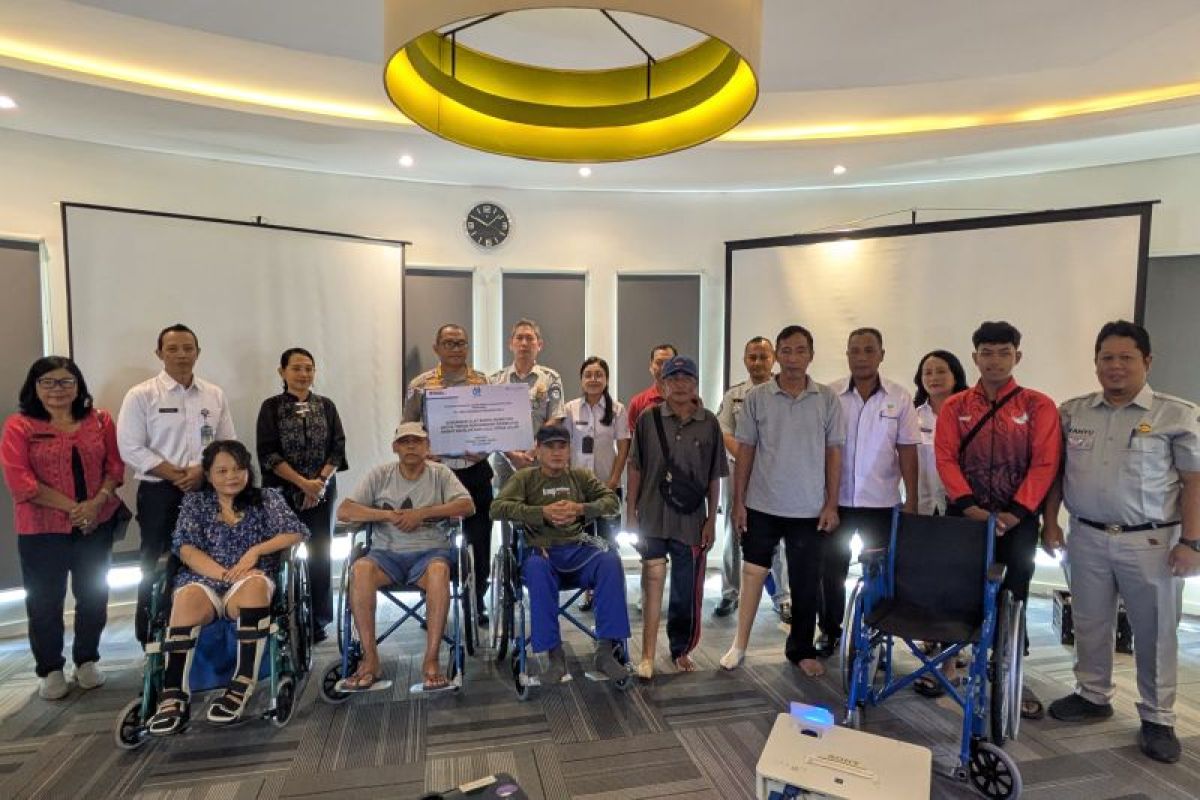 Jasa Raharja serahkan bansos untuk disabilitas di Bali
