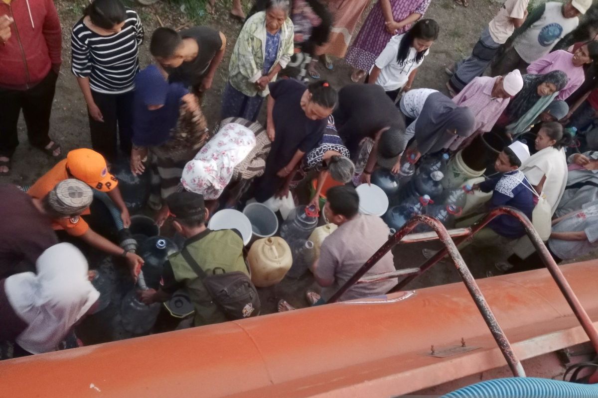 BPBD Jember distribusikan air bersih ke warga yang terdampak banjir