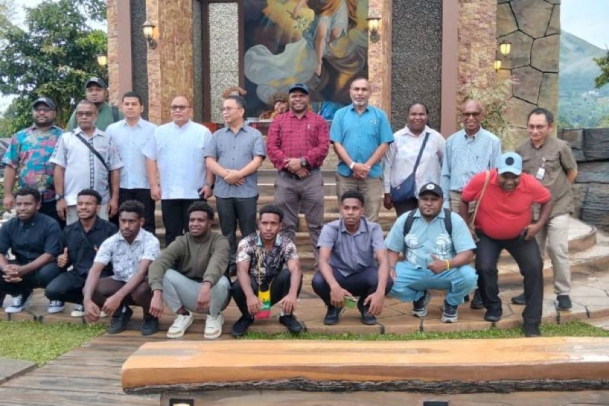 13 penerima beasiswa YPMAK dididik jadi calon imam Katolik