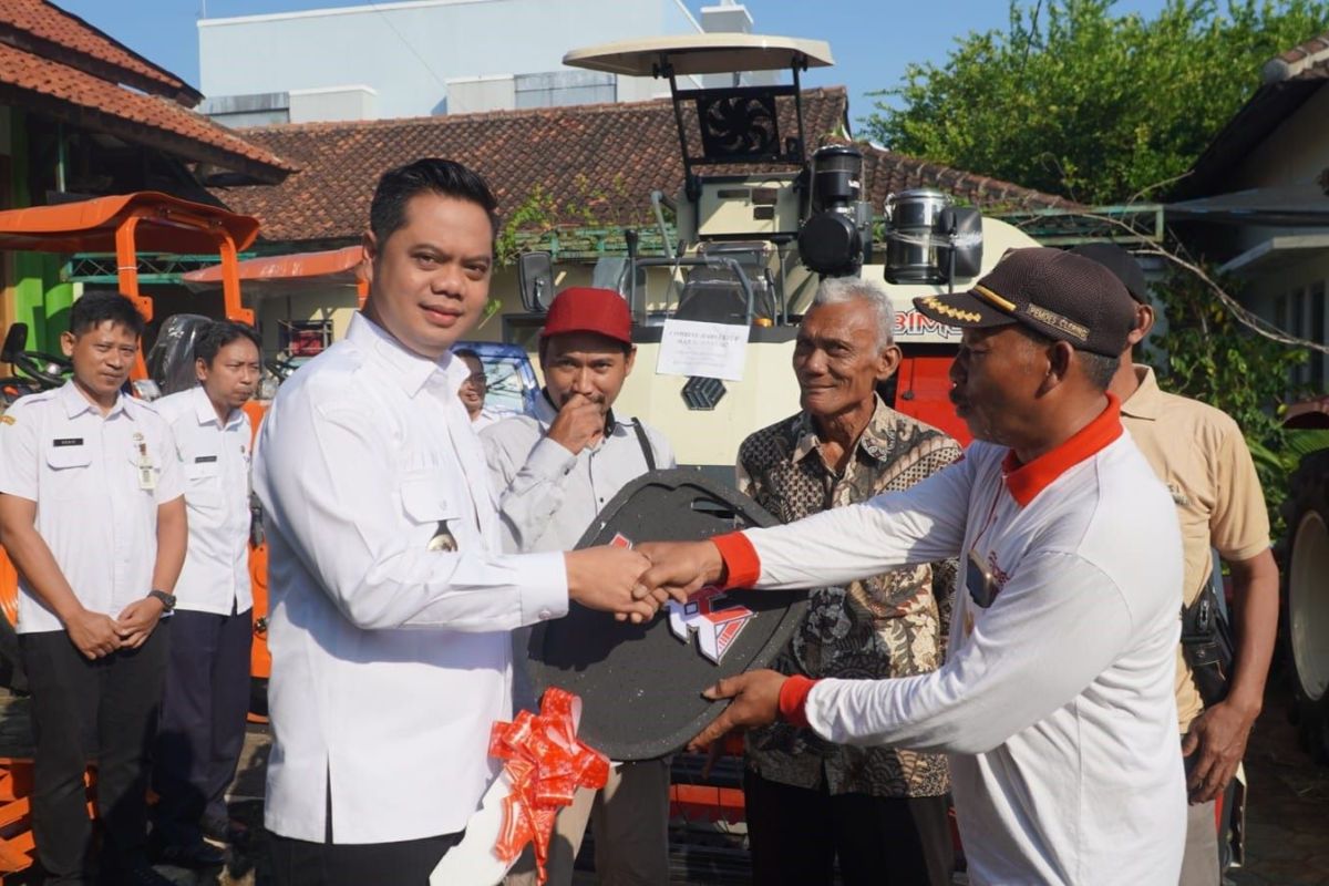 Pemkab Jepara salurkan bantuan alsintan senilai Rp1,1 miliar
