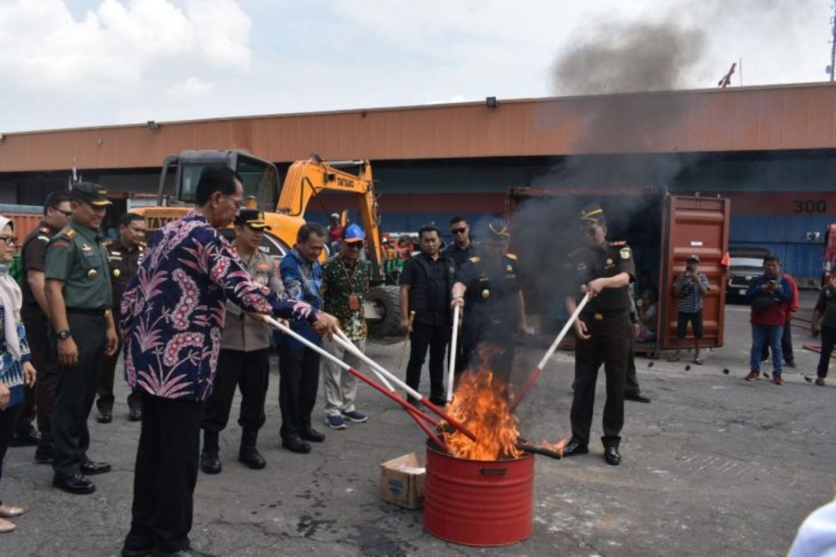 Kejati Jatim musnahkan barang bukti cukai senilai Rp29 miliar