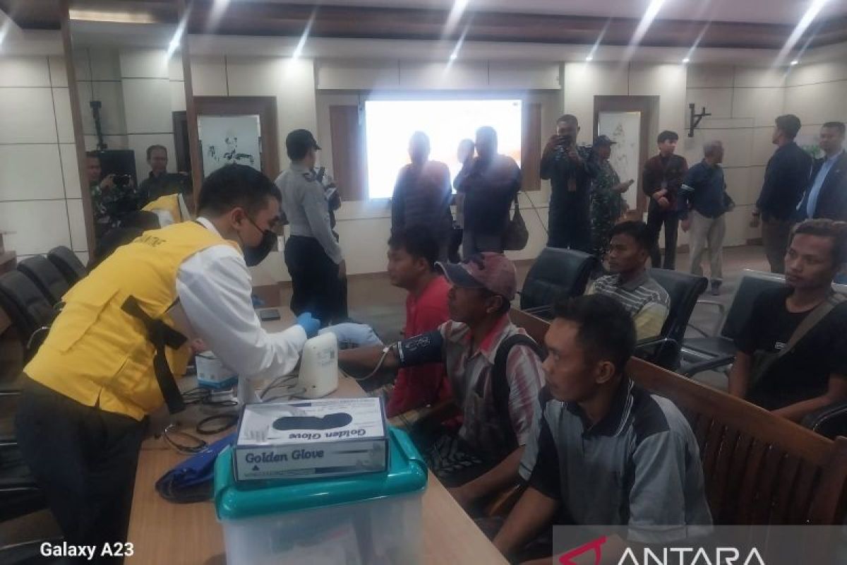 Belasan penumpang KMP Tunu Pratama Jaya ditemukan selamat di Jembrana