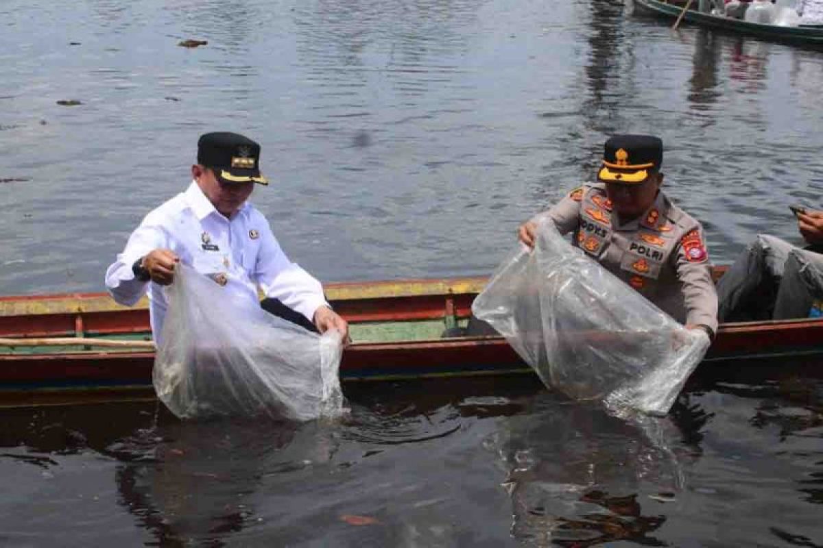 Vital bagi hidup masyarakat, Bupati Bartim tebar bibit ikan di Danau Dayu