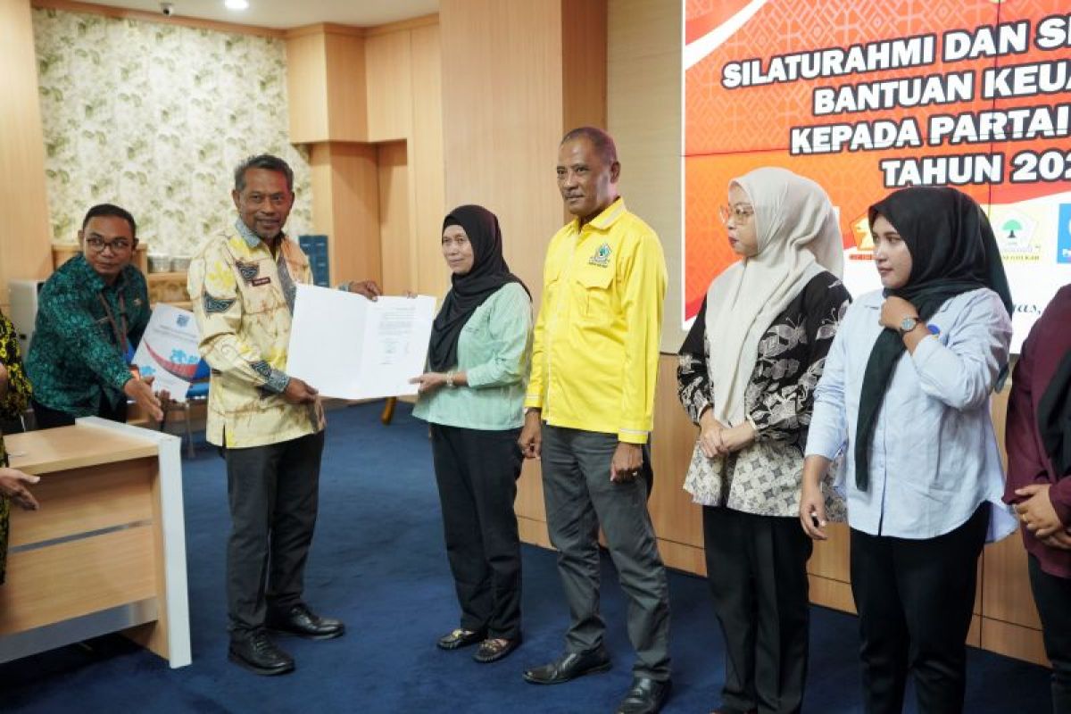 Pemkab Paser serahkan bantuan Keuangan kepada enam parpol