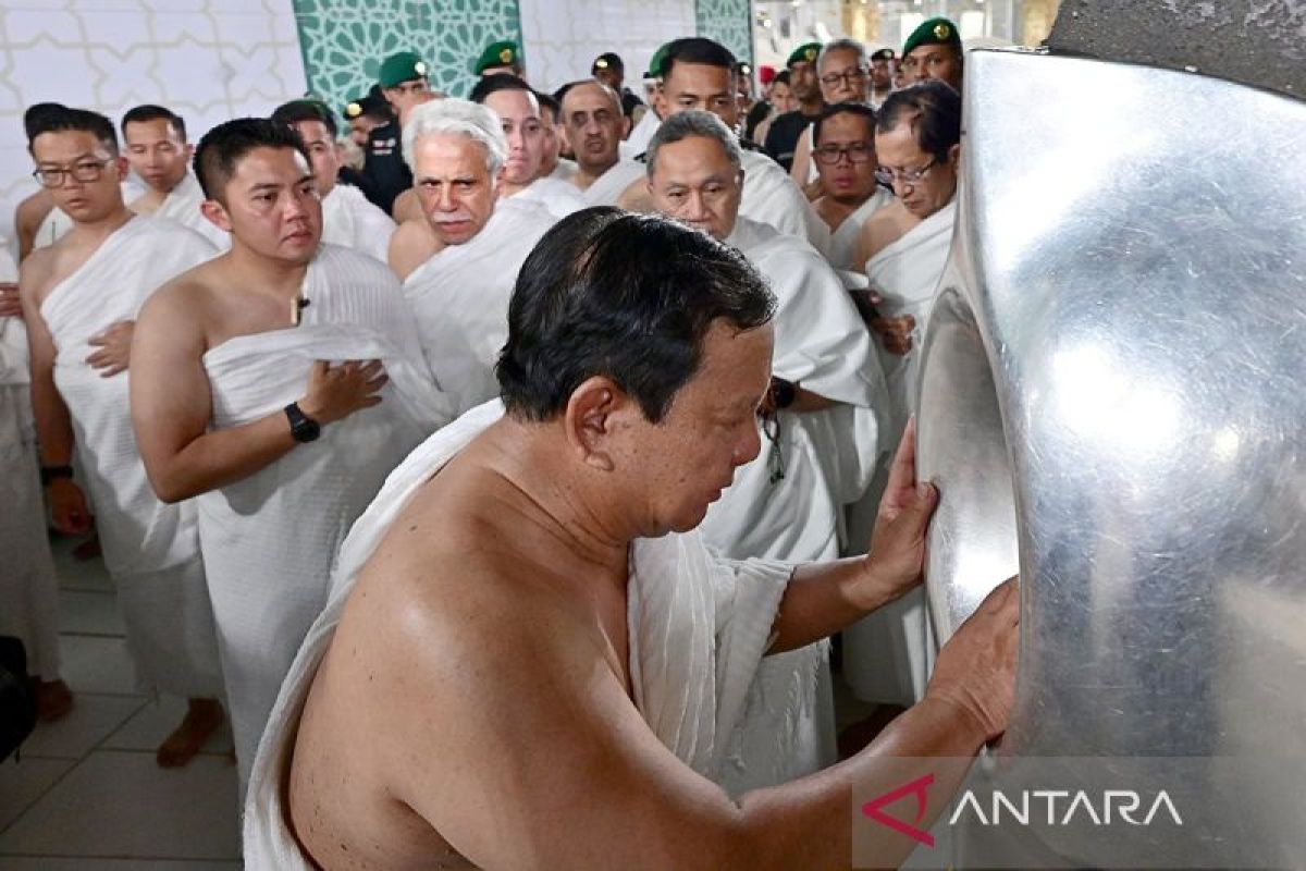Presiden tunaikan umrah, cium Hajar Aswad