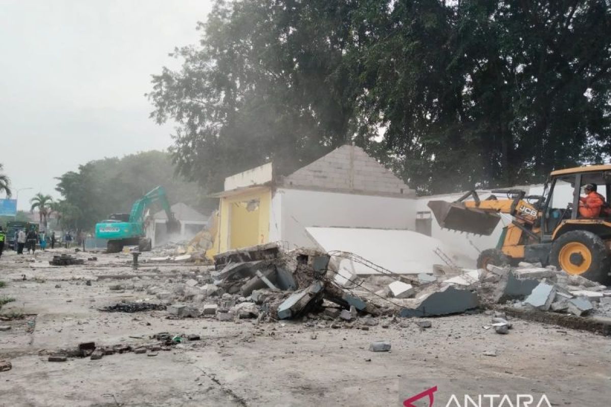 Pemkab Karawang tertibkan bangunan di sisi rel untuk dibangun ruang terbuka hijau