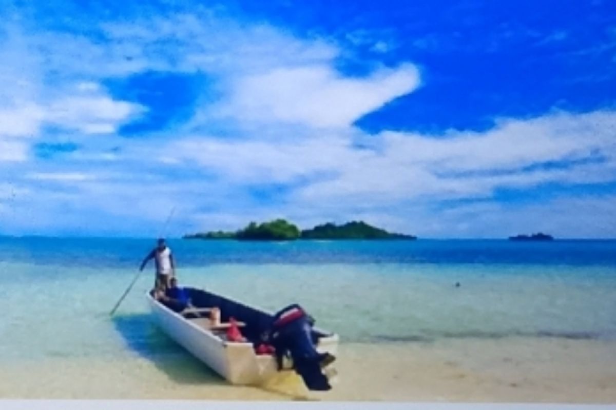 Dispar Supiori ajak kelompok sadar wisata menjaga kebersihan pantai