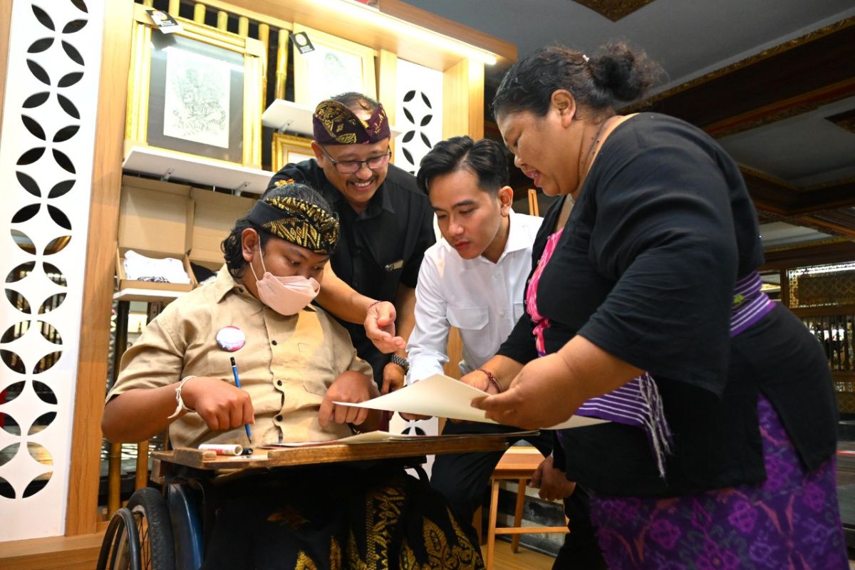Wapres Gibran beri semangat seniman disabilitas saat tinjau PKB 2025