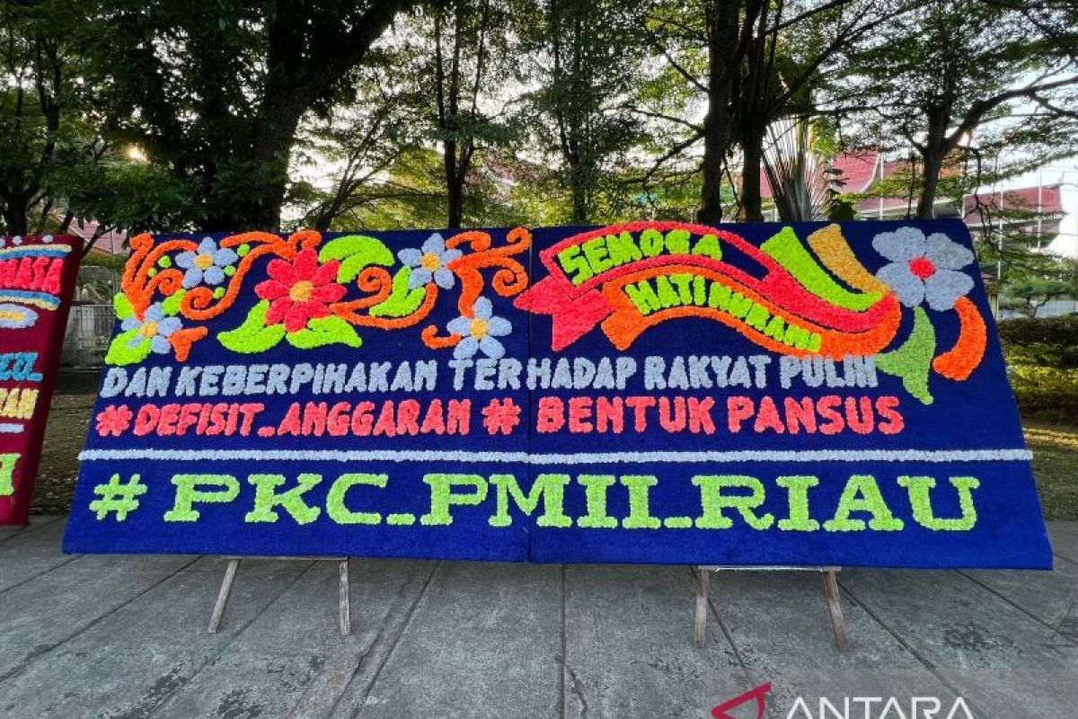Cipayung Plus kirim karangan bunga ke DPRD Riau, Desak bentuk pansus usut defisit