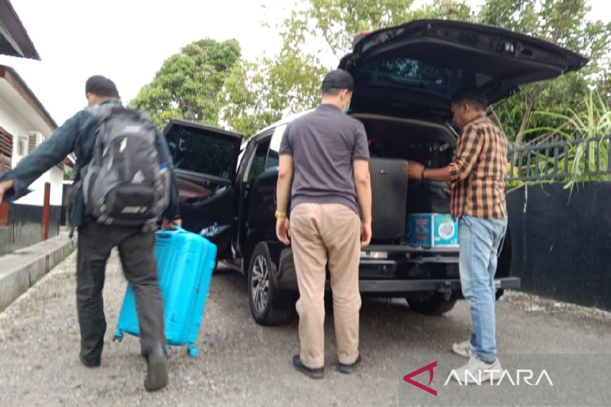 KPK membawa koper berisi dokumen dari Kantor PT DNG di Padangsidimpuan