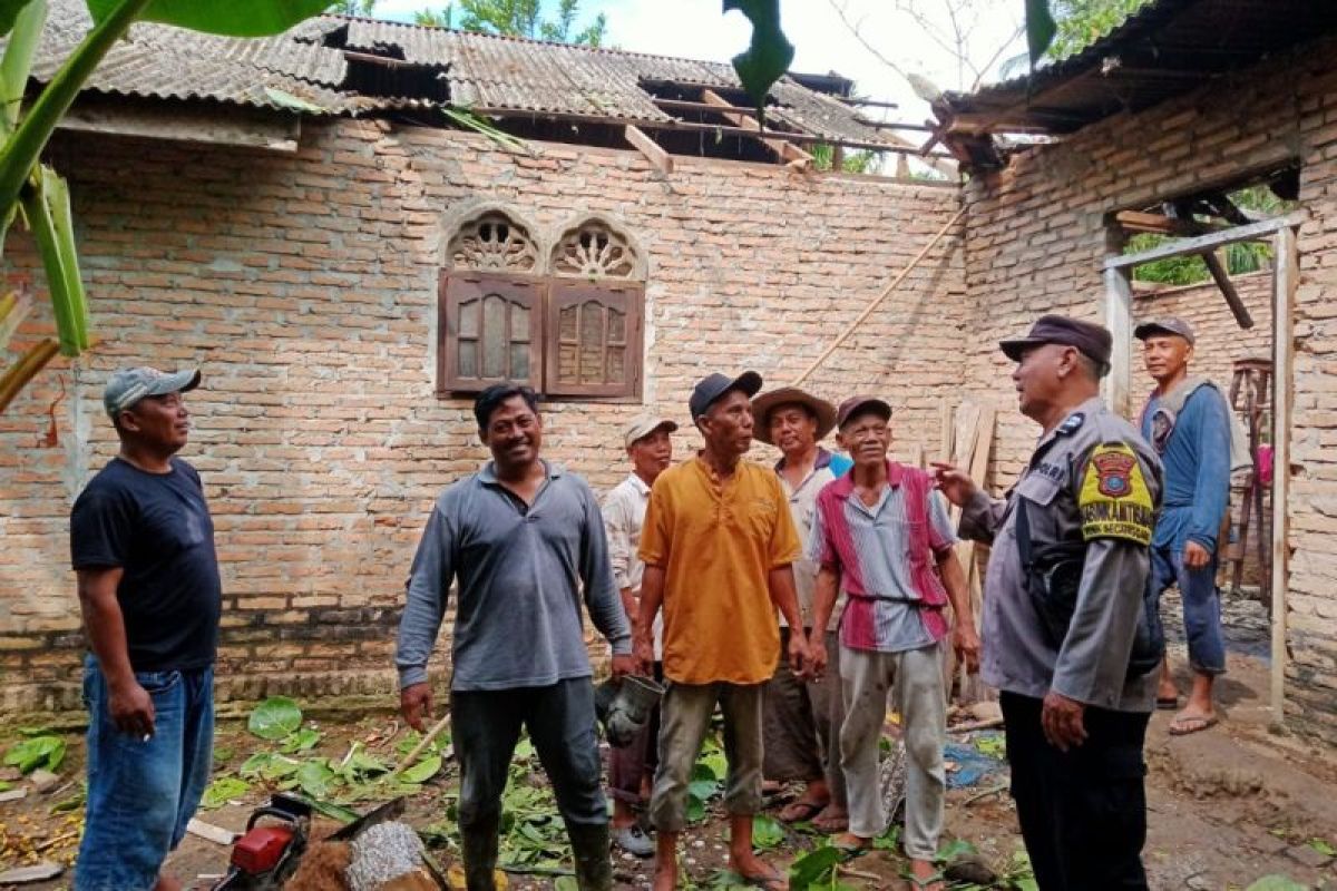 Angin puting beliung rusak 10 rumah dan satu masjid di Secanggang, Langkat