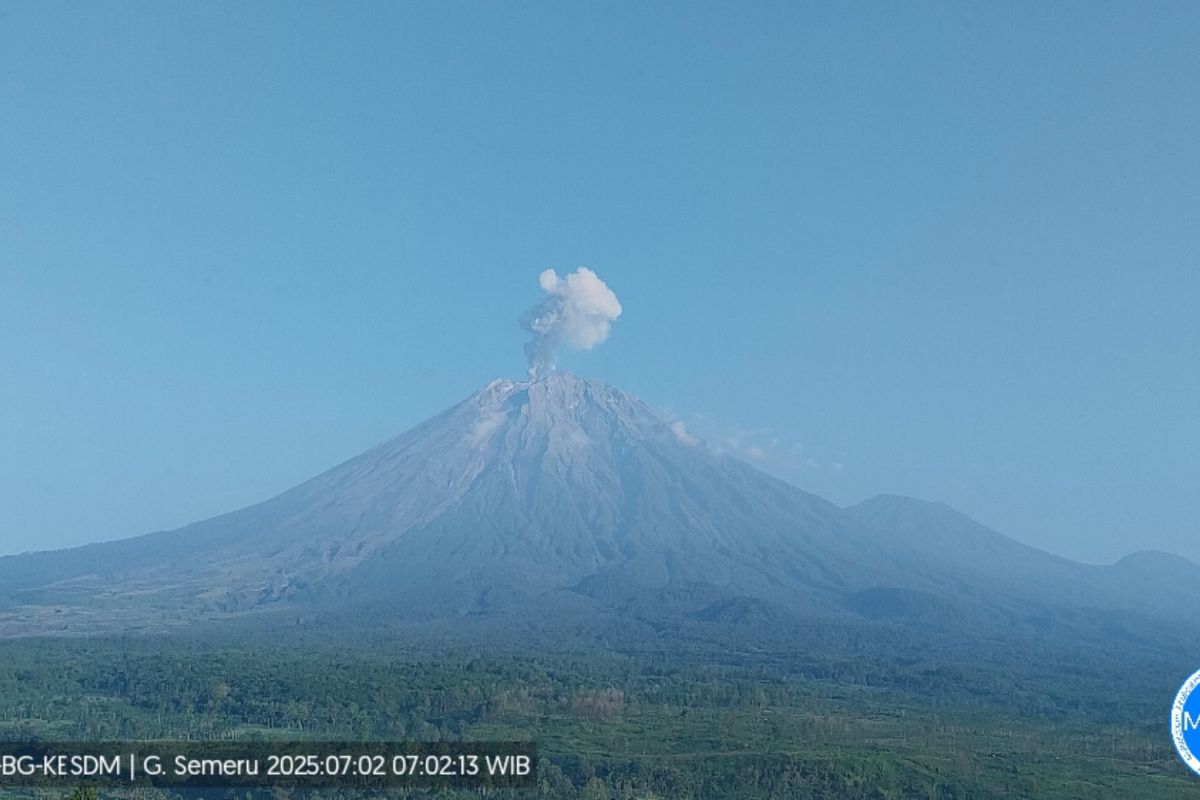 Gunung Semeru dua kali erupsi dengan visual letusan tidak teramati