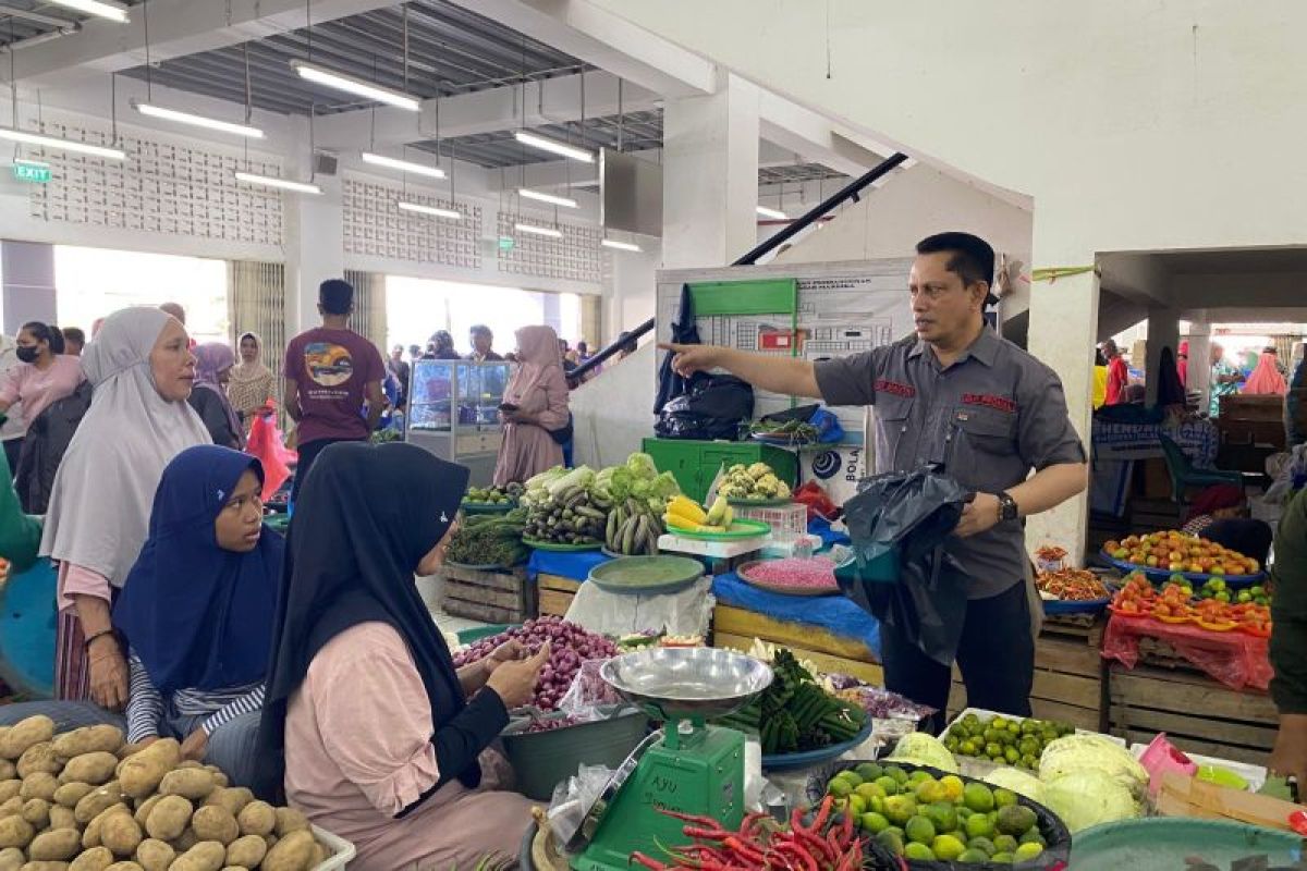 Lakukan edukasi, DLH Maluku bagikan kantong sampah ke pedagang kampanyekan pasar bersih
