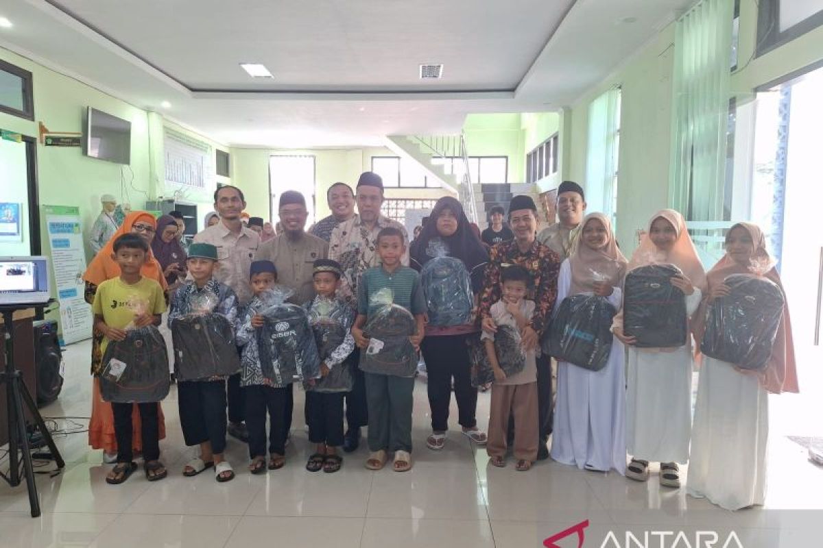 Kemenag Belitung bagikan ratusan perlengkapan sekolah untuk anak yatim