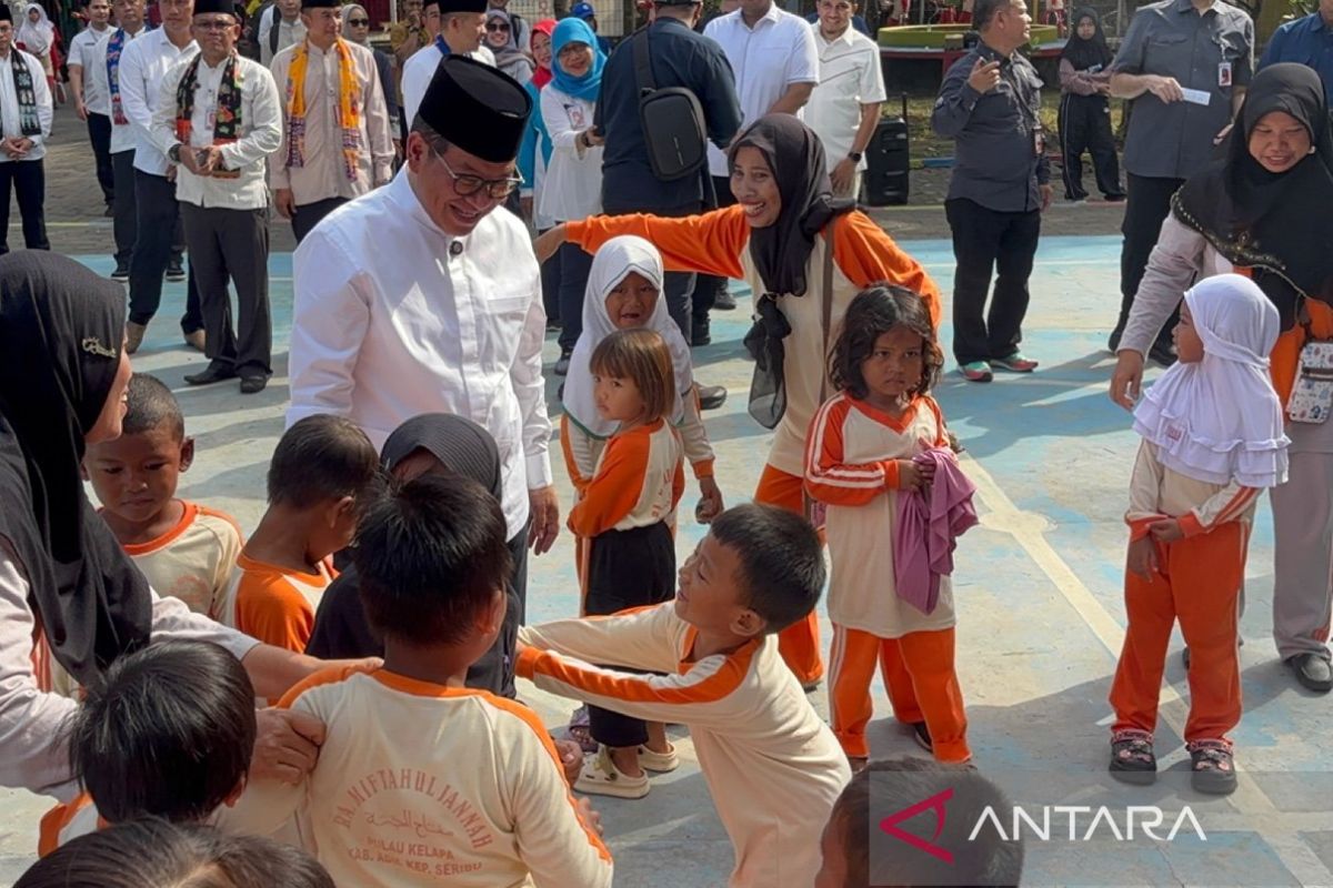Jakarta governor plants mangroves on Kelapa Island