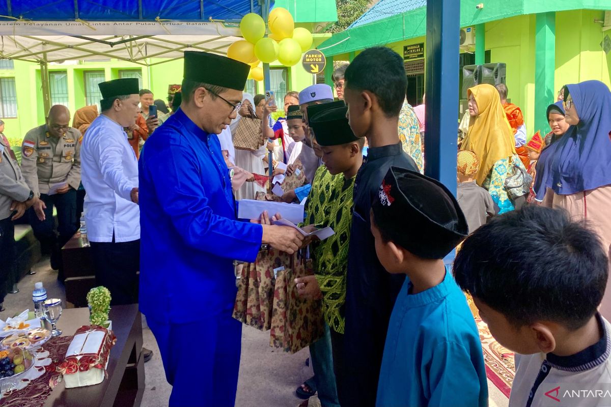 Kemenag Batam bagikan santunan pada 100 anak yatim dan difabel