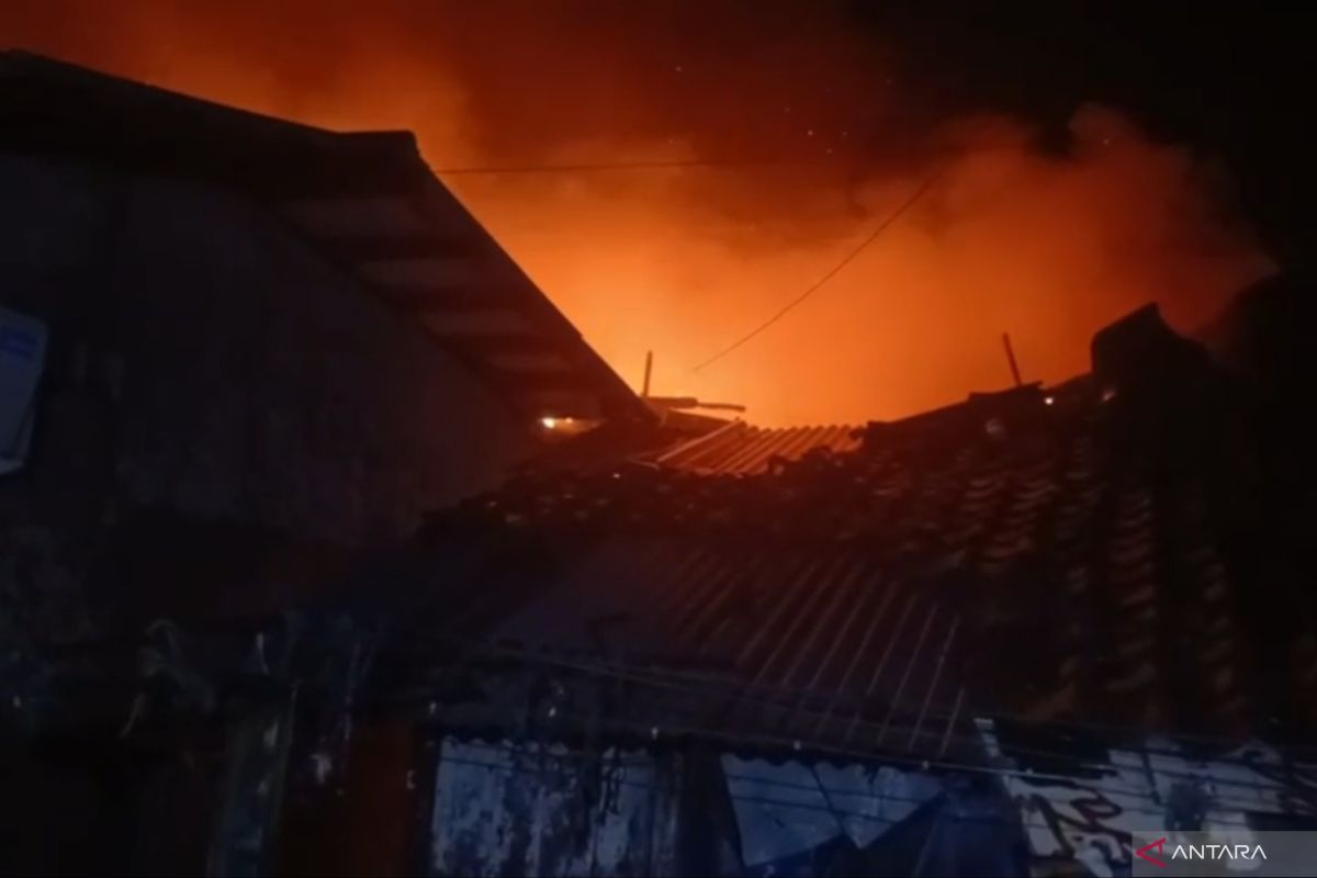 75 personel Gulkarmat memadamkan kebakaran lima rumah di Kramat Jati