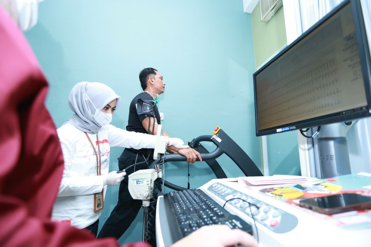 Penyelam jalani pemeriksaan kesehatan sebelum operasi SAR bawah laut di Selat Bali