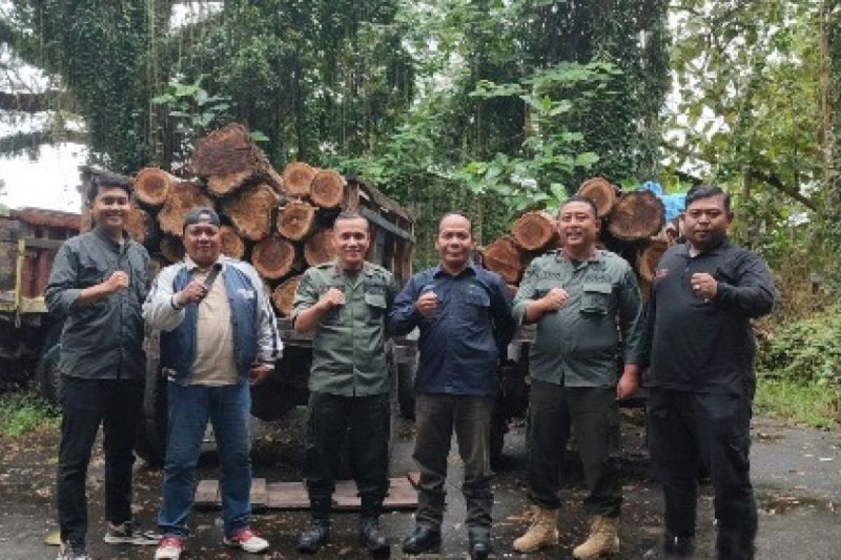 Polhutmob gagalkan aksi pembalakan liar di wilayah hutan Banyuwangi