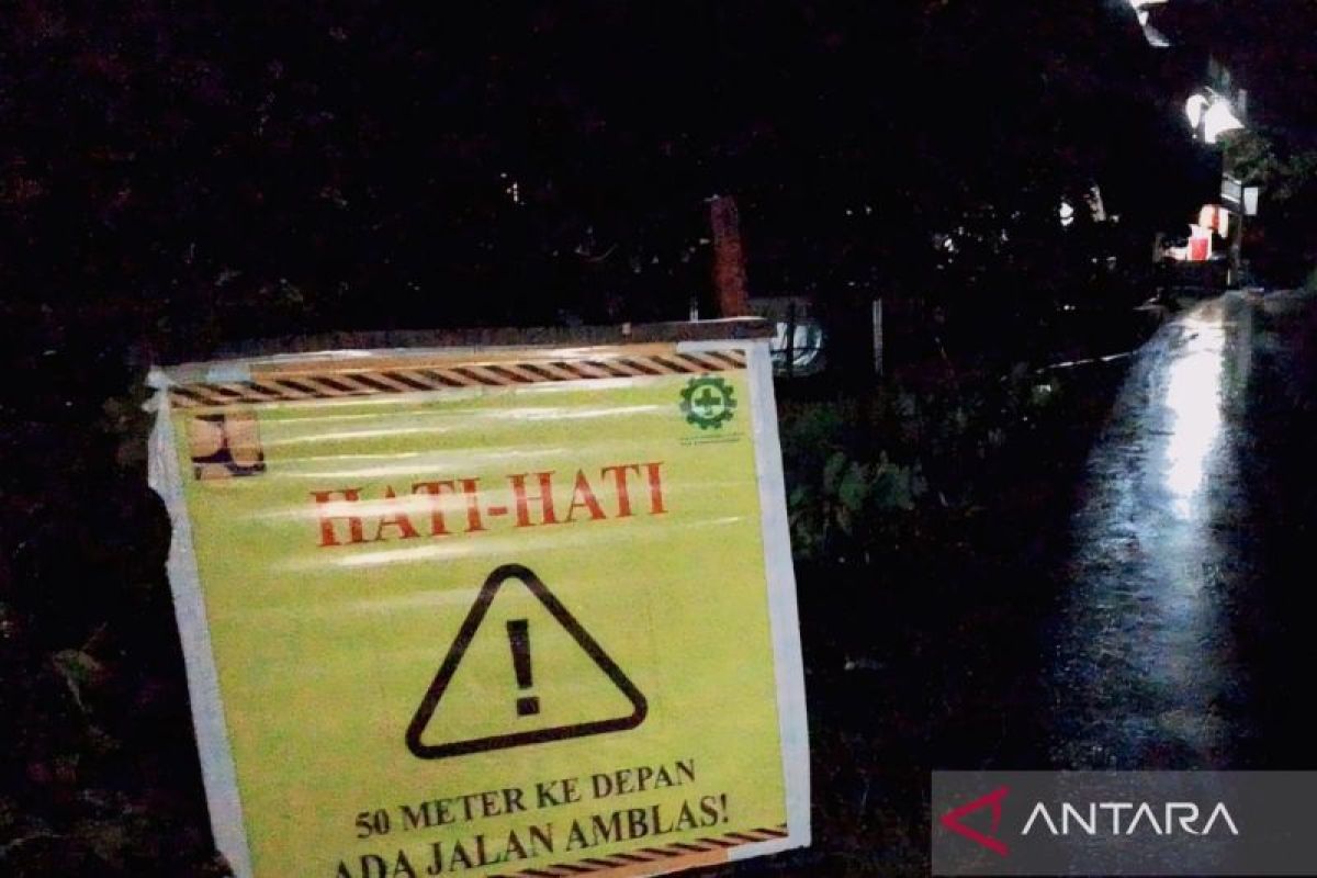 Waspada ada jalan amblas di Muara Enim, BPBD pasang rambu peringatan