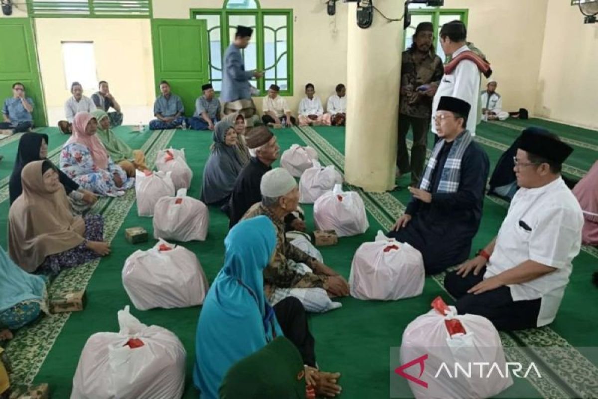 Bupati Bangka Tengah santuni anak yatim dan bagikan sembako