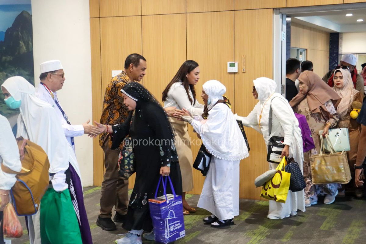 Wakil Wali Kota Kupang menyambut 140 jamaah haji di Bandara El Tari