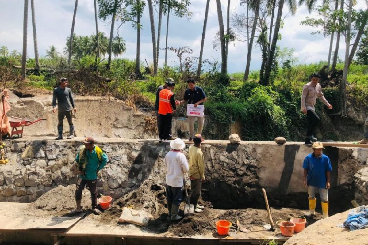 Usai banjir bandang, Semen Padang bantu 100 zak untuk perbaikan irigasi di Rambatan