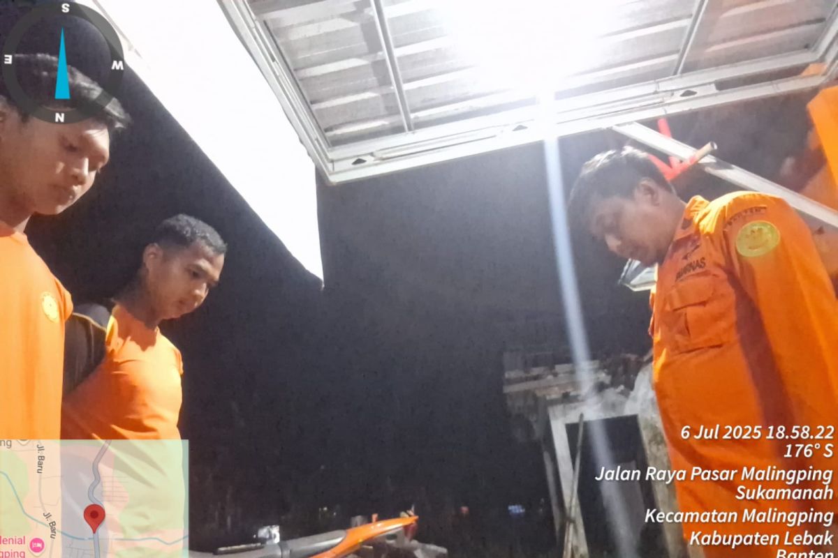 Satu dari tiga wisatawan yang terseret ombak di Lebak meninggal