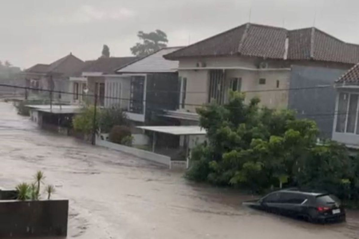 Terpopuler: Banjir rendam Kota Mataram, final Piala Emas 2025 hingga menuju Rinjani aman bagi pendaki