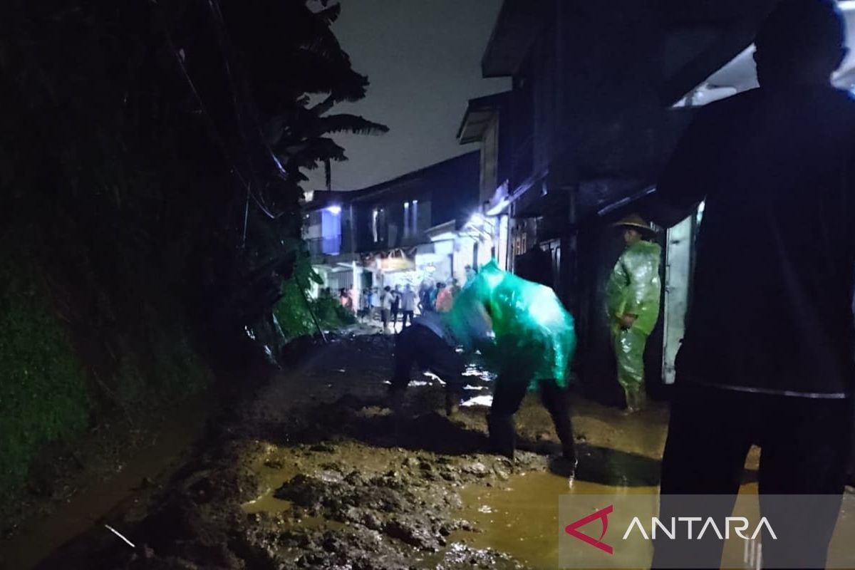 Petugas gabungan bersihkan rumah korban yang terkena banjir di Puncak