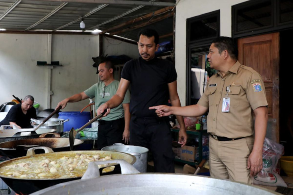 Jaksel distribusikan bantuan makanan bagi warga terdampak banjir