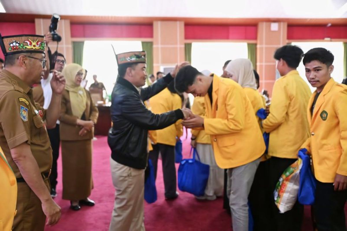 Gubernur Kalteng bekali mahasiswa KKN dengan bantuan sembako
