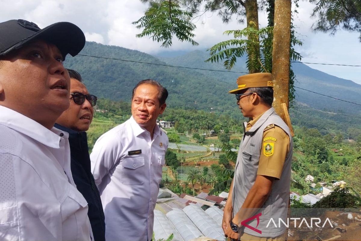 Menteri LH Hanif Faisol Nurofiq tindak tegas pelanggar lingkungan penyebab longsor Puncak