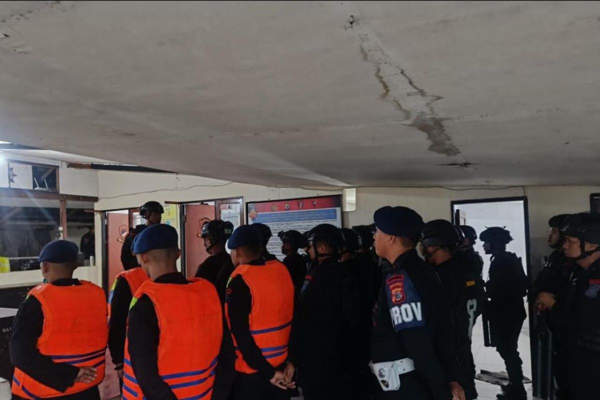 Personel Satbrimob Polda Maluku siaga bencana alam di Ambon