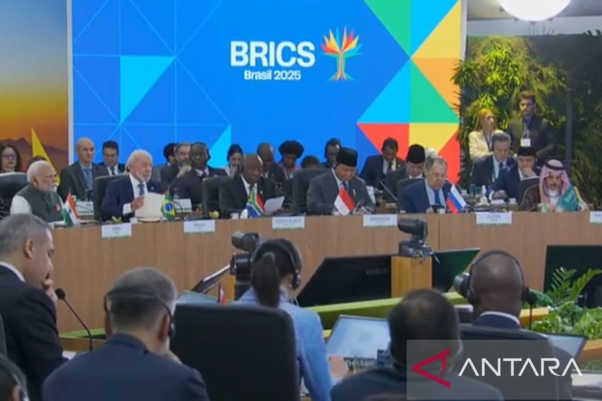 Presiden Prabowo hadiri pleno akhir BRICS, diapit Rusia dan Afrika Selatan