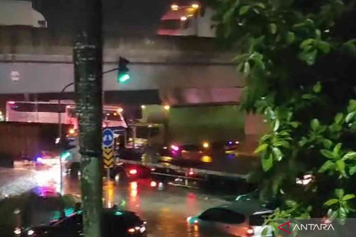 Puluhan kendaraan mogok usai terobos banjir di Delta Mas Bekasi