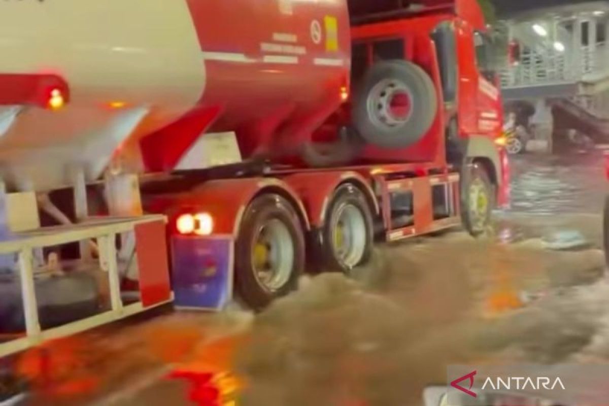 Pintu air Mookevart TW II jebol perparah banjir di Jalan Daan Mogot Jakbar