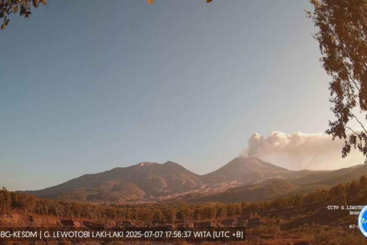 Gunung Lewotobi Laki-Laki dua kali erupsi dalam enam jam pada Senin