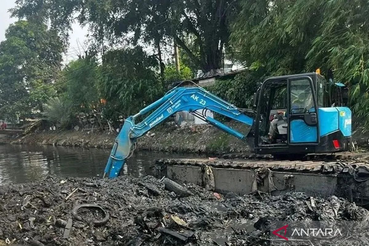 Antisipasi banjir, Jakbar tambah kapasitas saluran Jalan Basoka Raya