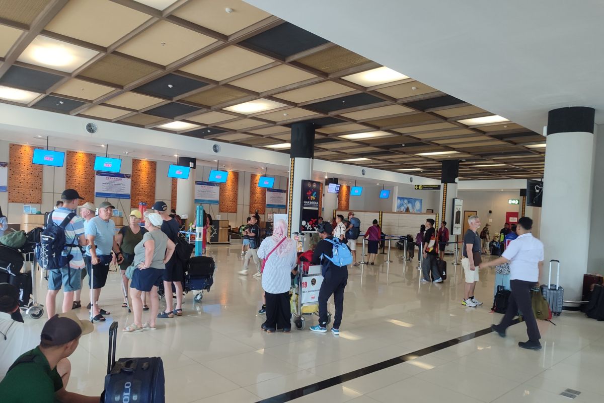 Bandara Komodo tutup sementara karena terdampak abu erupsi Lewotobi