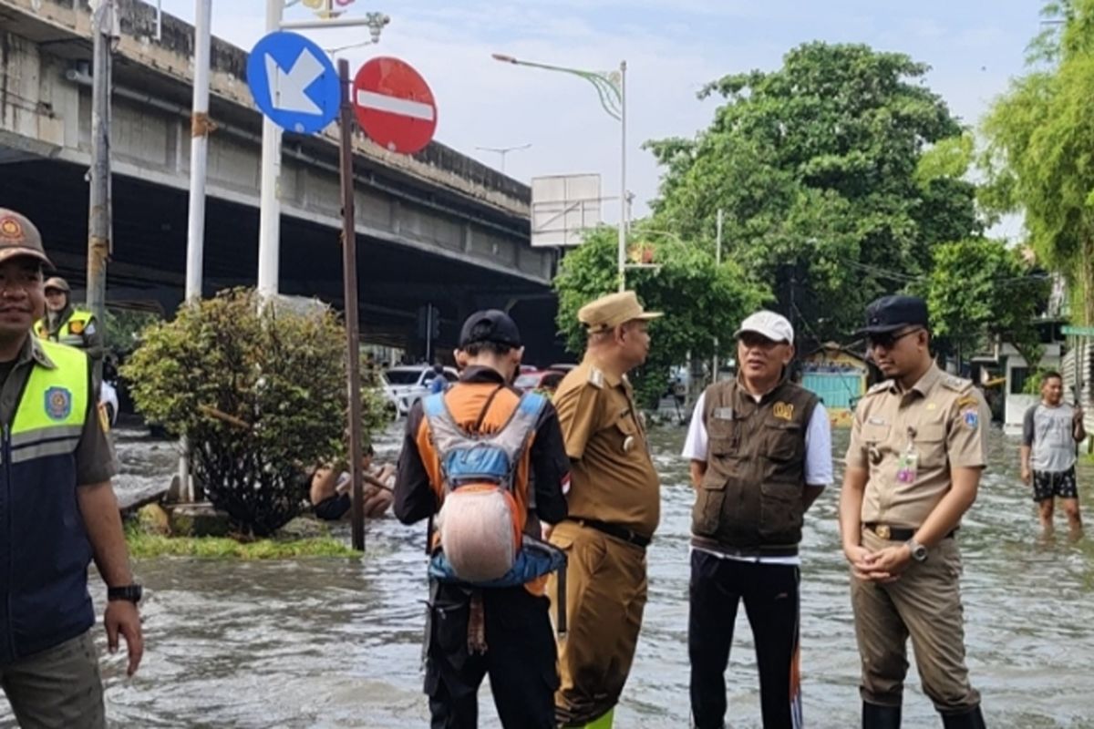 Jakbar atasi kemacetan akibat banjir di lampu merah Puri Kembangan